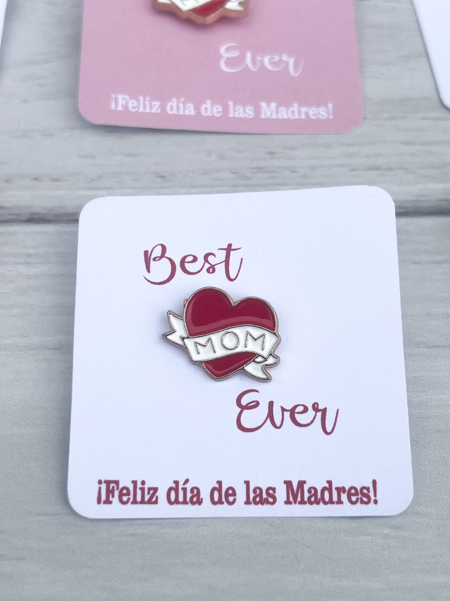 Pin esmaltado MOM