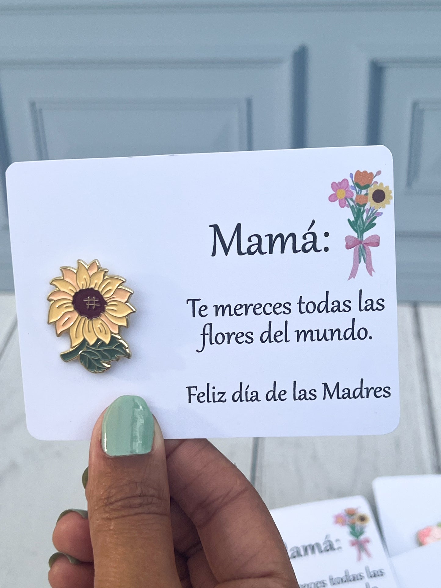 Pin esmaltado en forma de flor