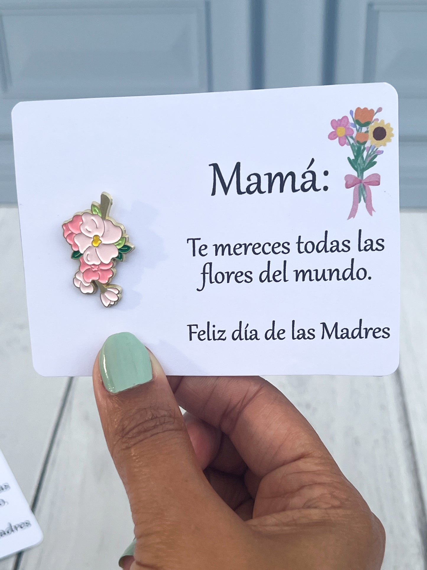 Pin esmaltado en forma de flor