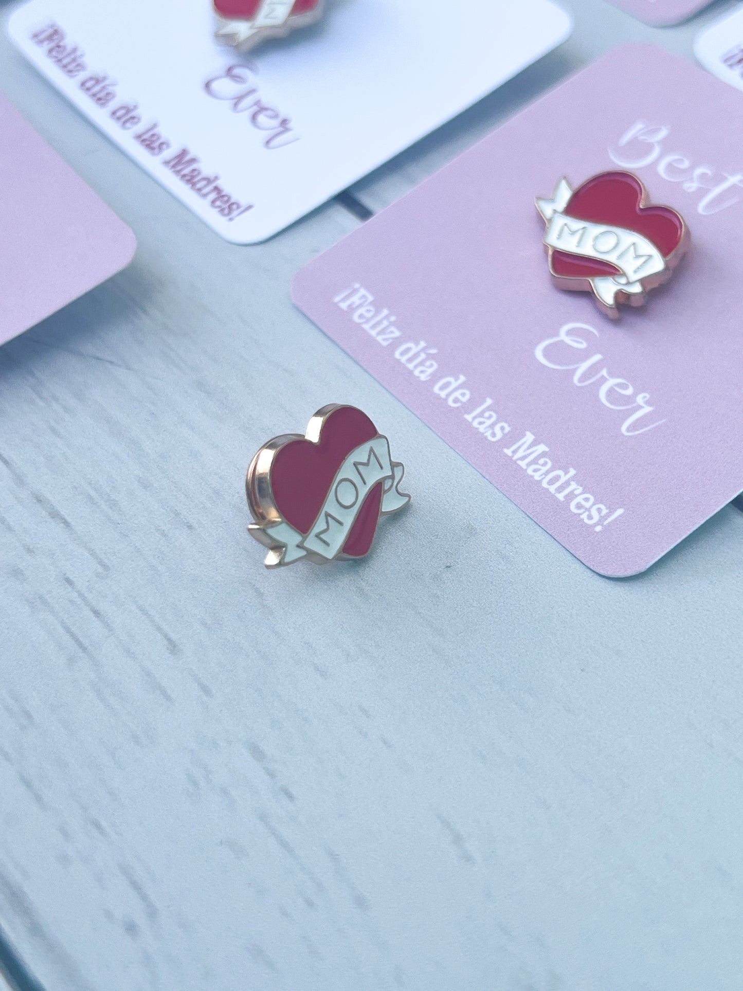 Pin esmaltado MOM