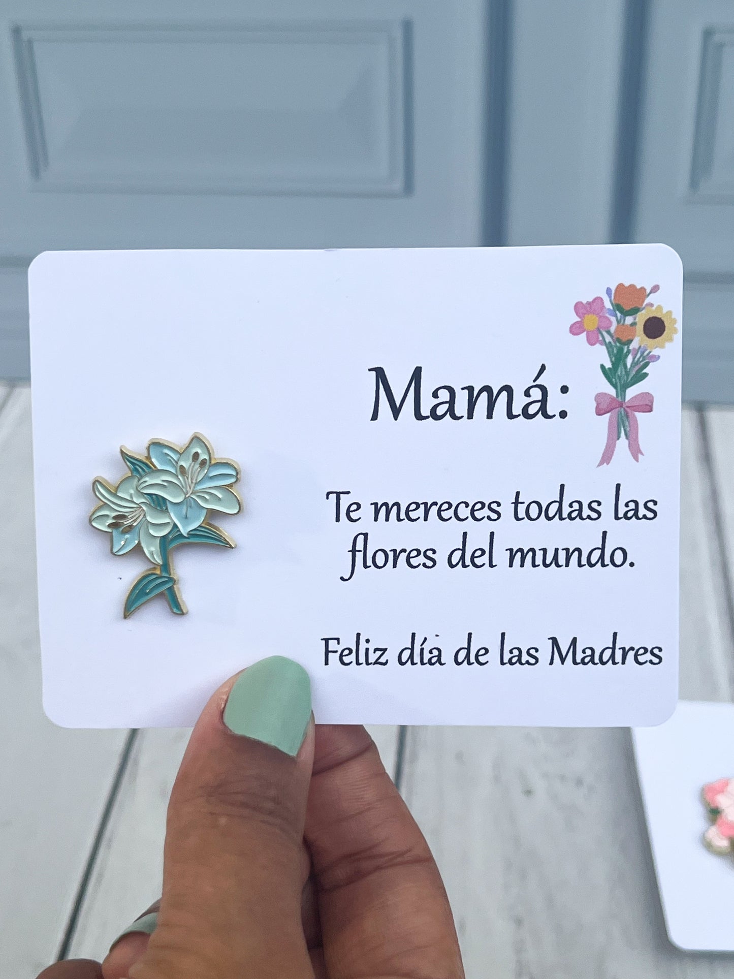 Pin esmaltado en forma de flor