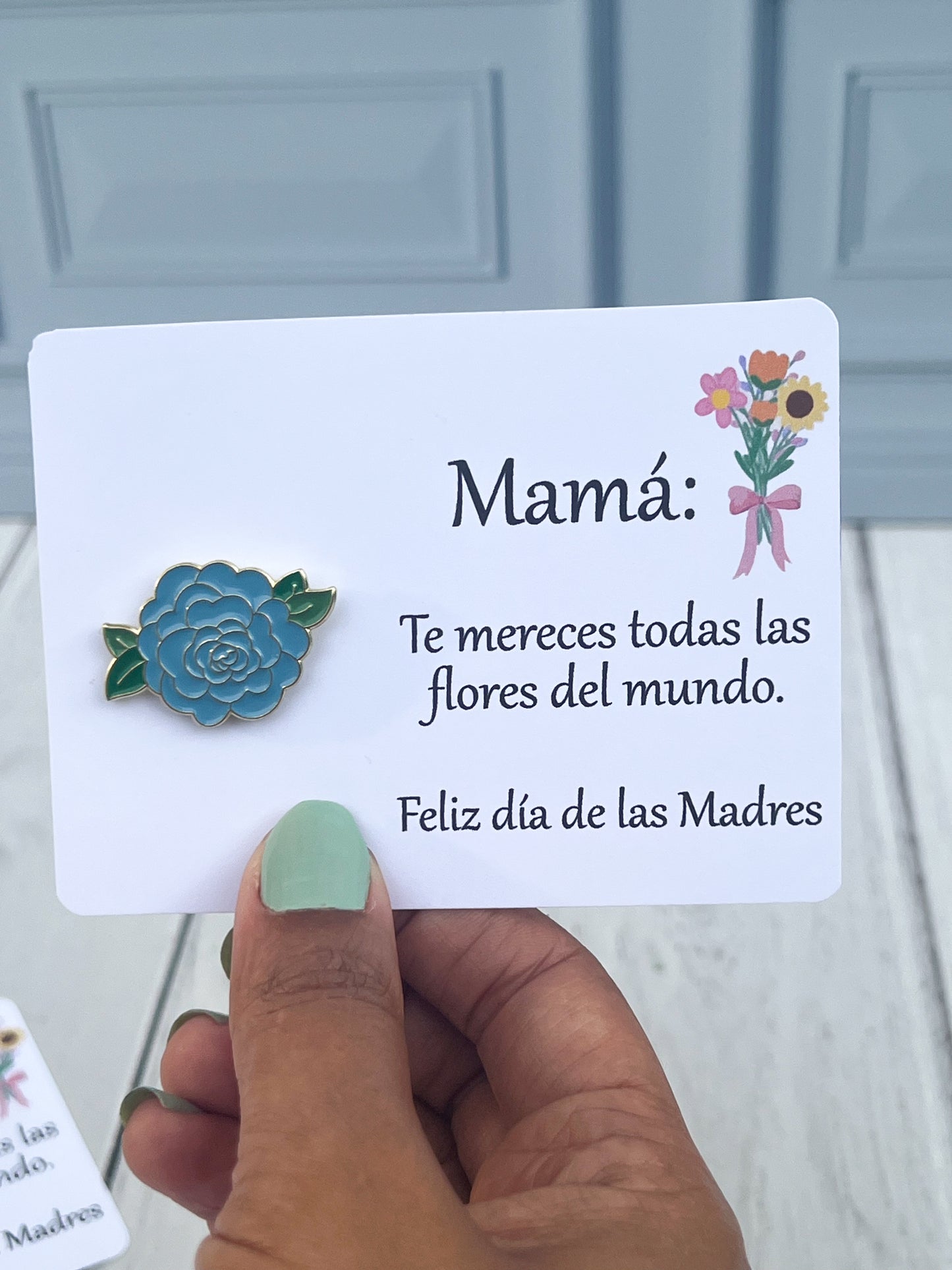 Pin esmaltado en forma de flor