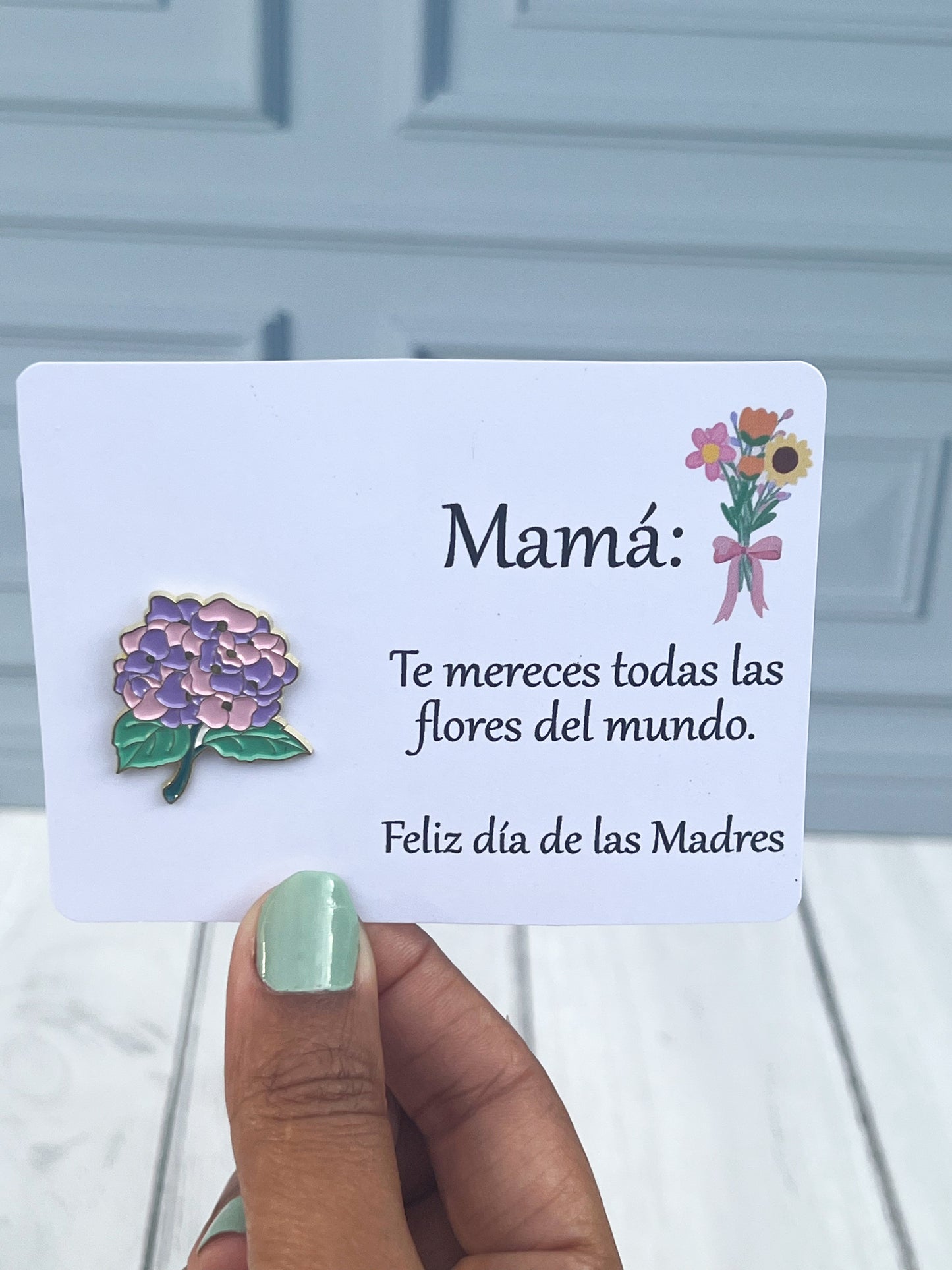 Pin esmaltado en forma de flor
