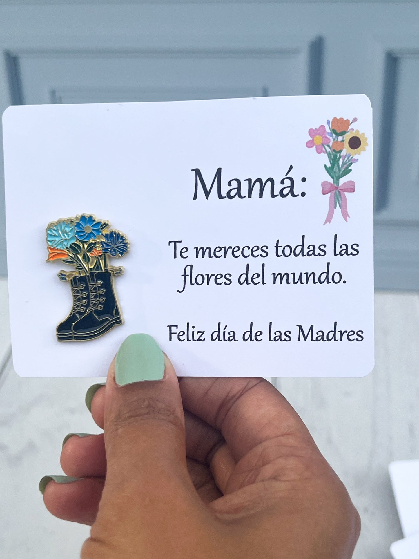 Pin esmaltado en forma de flor