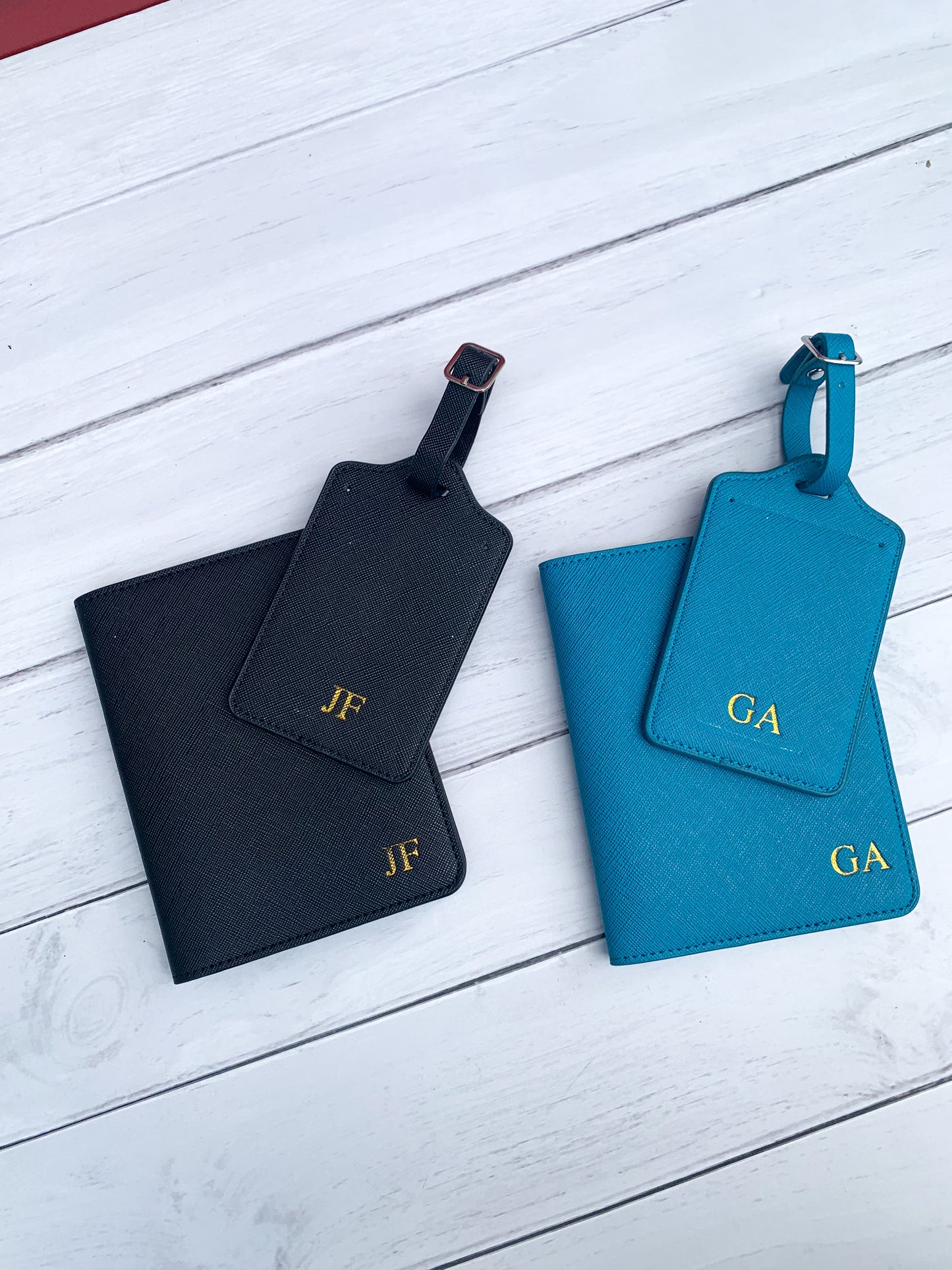 Set Porta pasaporte + tag Personalizado con Iniciales